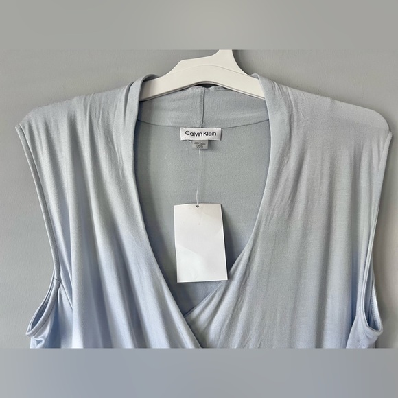 Calvin Klein Women's Solid Ruched-Front V-Neck Sleeveless Blouse Soft Blue Large - Picture 3 of 9